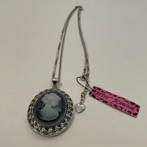 Vintage Portrait Necklace 🛒